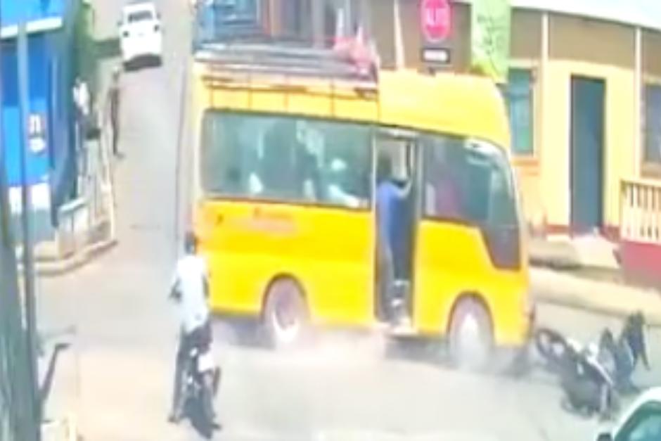 El hombre termin&oacute; en la cinta asf&aacute;ltica tras colisionar contra un microb&uacute;s. (Foto: Captura de video)