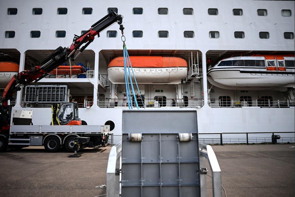 El buque de la compa&ntilde;&iacute;a Ambassador Cruise Line zarp&oacute; de las islas brit&aacute;nicas. (Foto: AFP)