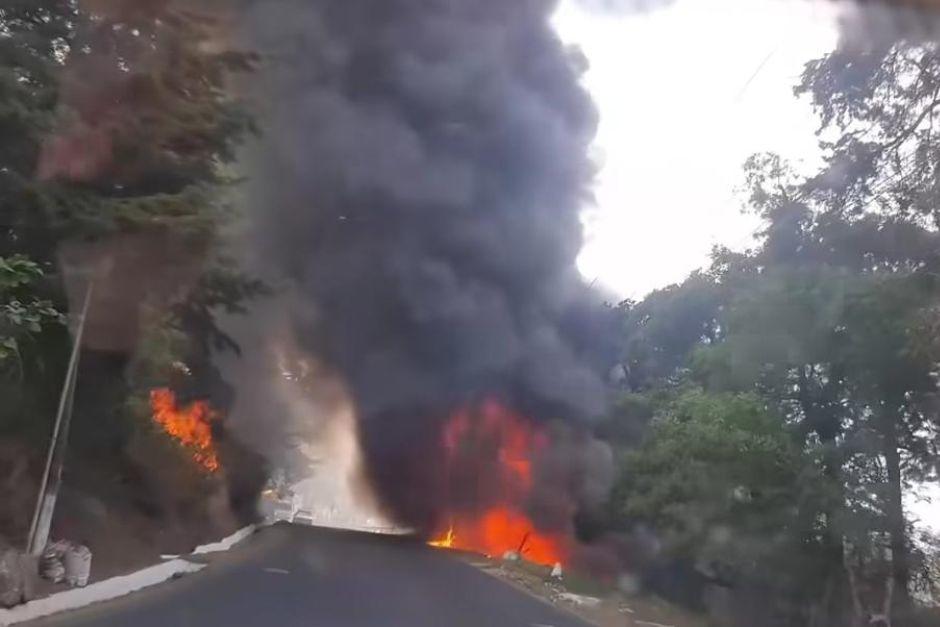 El incendio forestal ha afectado la carretera de la ruta a San&nbsp;Juan Sacatep&eacute;quez. (Foto: Captura de video)