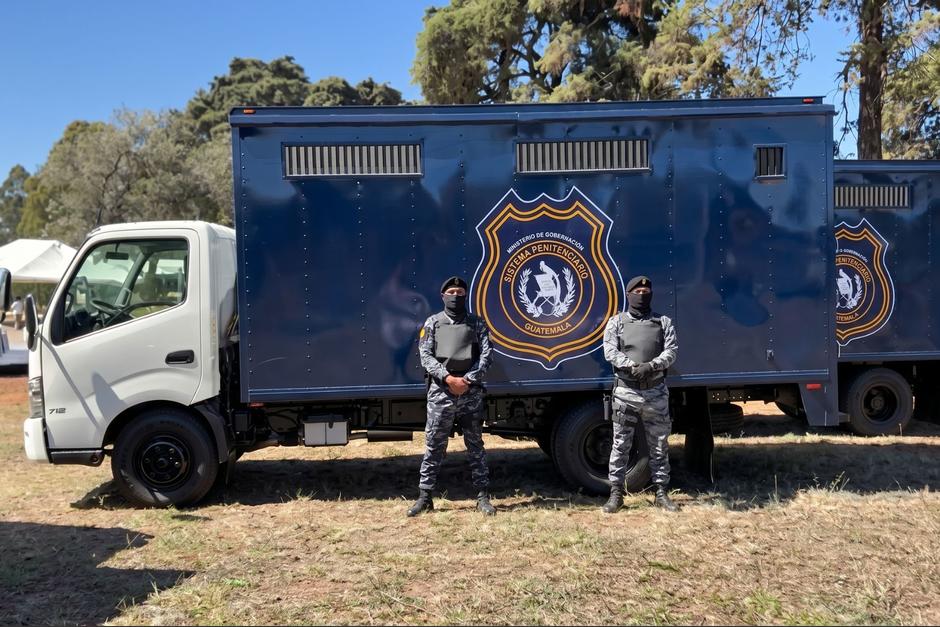 El Gobierno entreg&oacute; 20 nuevas unidades de transporte para el Sistema Penitenciario. (Foto: SCSP / Soy502)