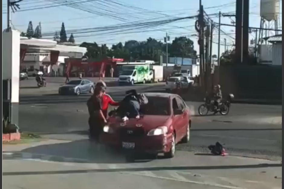 La conductora termin&oacute; sobre el carro tras el fuerte impacto. (Foto: captura de video)