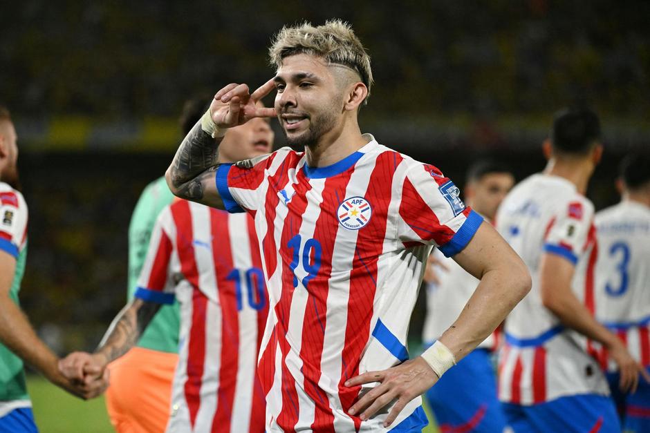 Tiene 31 partidos internacionales con la Albirroja y cuatro goles anotados.