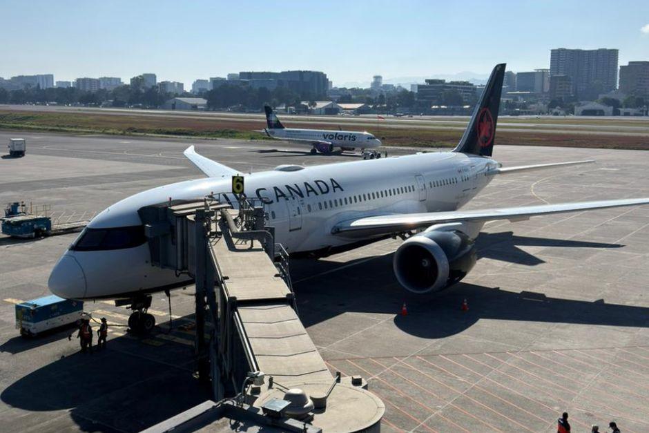 Boeing procedente de Canad&aacute; aterriza en el Aeropuerto La Aurora