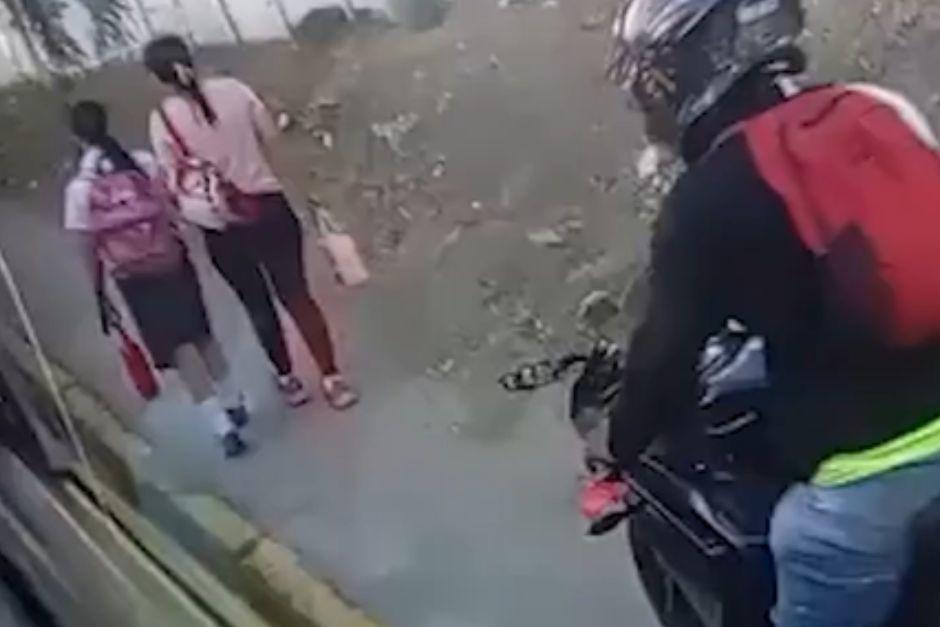 Los peatones son obligados por los conductores a apartarse de las banquetas. (Foto: captura de video)