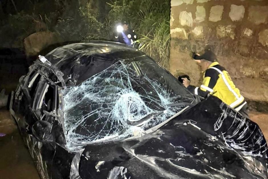 El autom&oacute;vil cay&oacute; desde un puente hacia un r&iacute;o; los ocupantes sobrevivieron con m&uacute;ltiples golpes.&nbsp;(Foto: CVB)