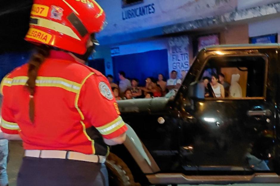 El hombre fue atacado cuando se dirig&iacute;a en su veh&iacute;culo, el cual no contaba con placas de circulaci&oacute;n visibles. (Foto: Bomberos Municipales)