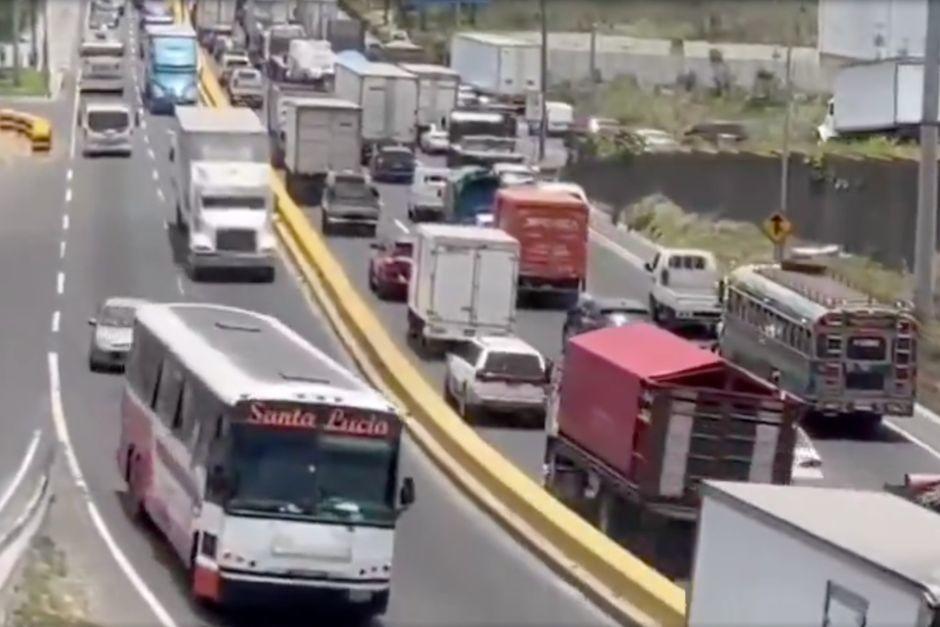 Alta carga vehicular se reporta con direcci&oacute;n hacia el sur del pa&iacute;s. (Foto: Captura de video de PMT Villa Nueva)