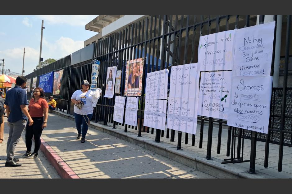 Decenas de guatemaltecos se dieron cita al edificio central del MP en donde festejan la culminaci&oacute;n de la gesti&oacute;n de la Fiscal General Consuelo Porras. (Foto: Edgar Poc&oacute;n/Colaboraci&oacute;n)