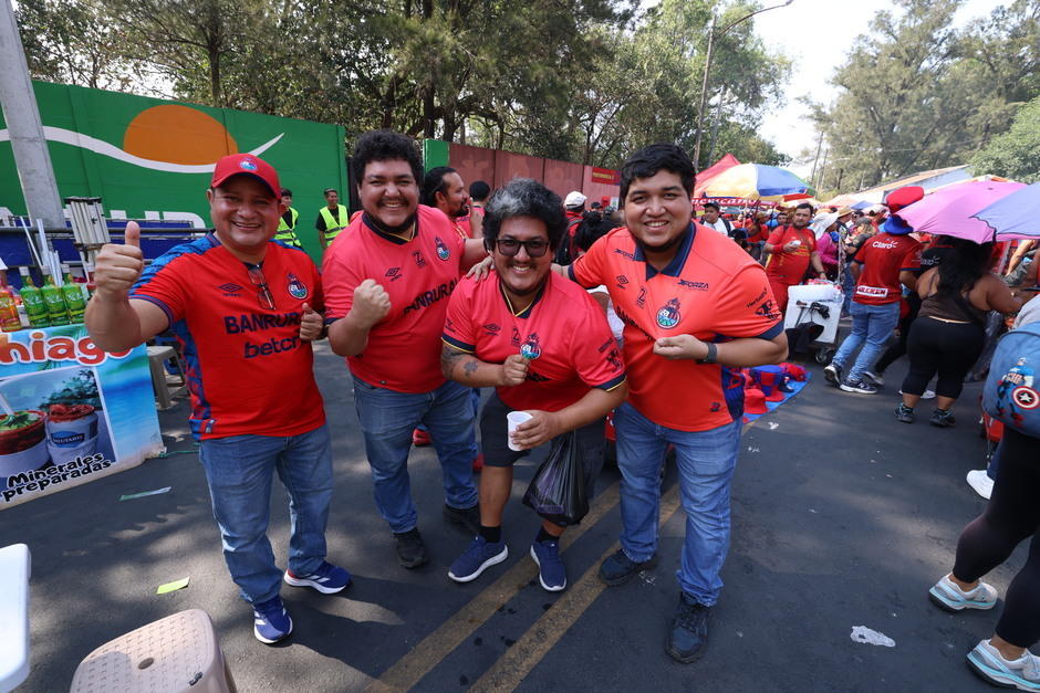Los seguidores rojos dijeron presente desde temprano para convertirse en el jugador n&uacute;mero 12. (Foto: Juan Mijangos / Nuestro Diario)
