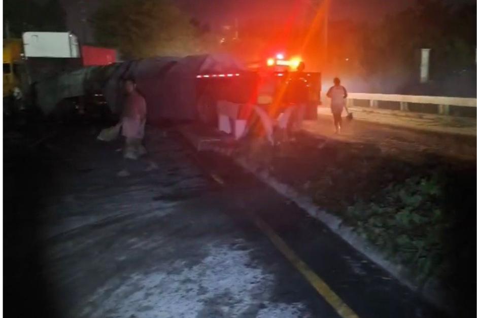 El paso vehicular permanece complicado.&nbsp;(Foto: Redes sociales)