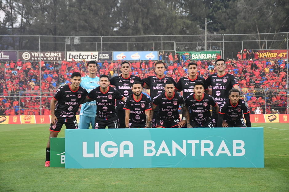 Los once que mand&oacute; al campo el estratega mexicano Roberto Hern&aacute;ndez. (Foto: Rudy Mart&iacute;nez / Nuestro Diario)&nbsp;