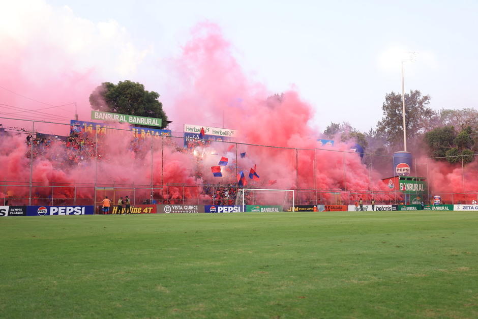 La hinchada edil arm&oacute; una fiesta en las gradas previo a la final ante Xelaj&uacute;. (Foto: Juan Mijangos / Nuestro Diario)&nbsp;