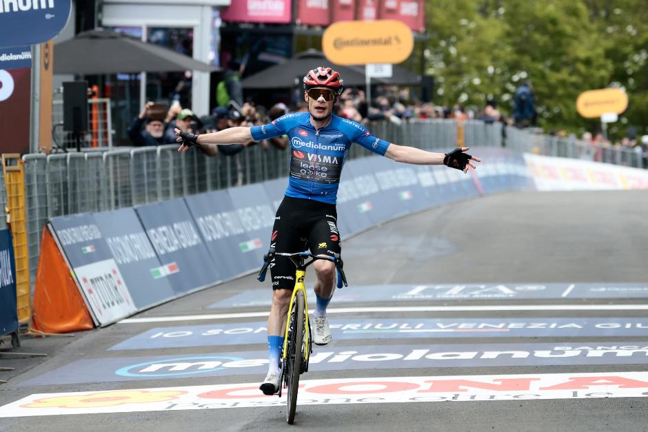 Jonas Vingegaard cruza la meta en soledad. (Foto: AFP)