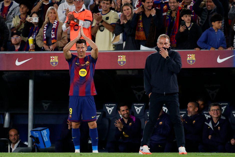 El delantero polaco se despidi&oacute; de todos los azulgranas y agradeci&oacute; el cari&ntilde;o del Camp Nou. (Foto: AFP)