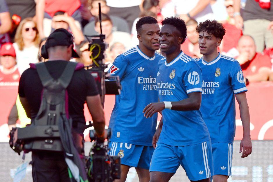 El astro brasile&ntilde;o fue felicitado por sus compa&ntilde;eros luego de firmar el gol de los tres puntos. (Foto: AFP)