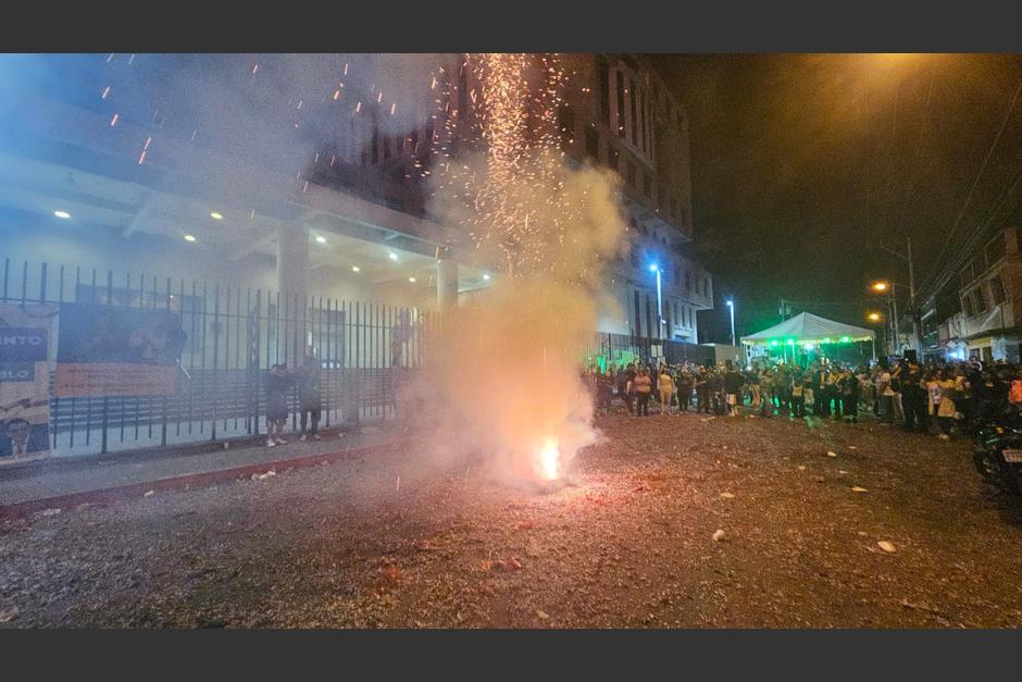 Con la quema de juegos pirot&eacute;cnicos, manifestantes que se apostaron a las afueras del MP festejan la salida de Consuelo Porras y le dan la bienvenida al nuevo Fiscal General, Gabriel Estuardo Garc&iacute;a Luna. (Foto: Estuardo Paredes/Colaborador)
