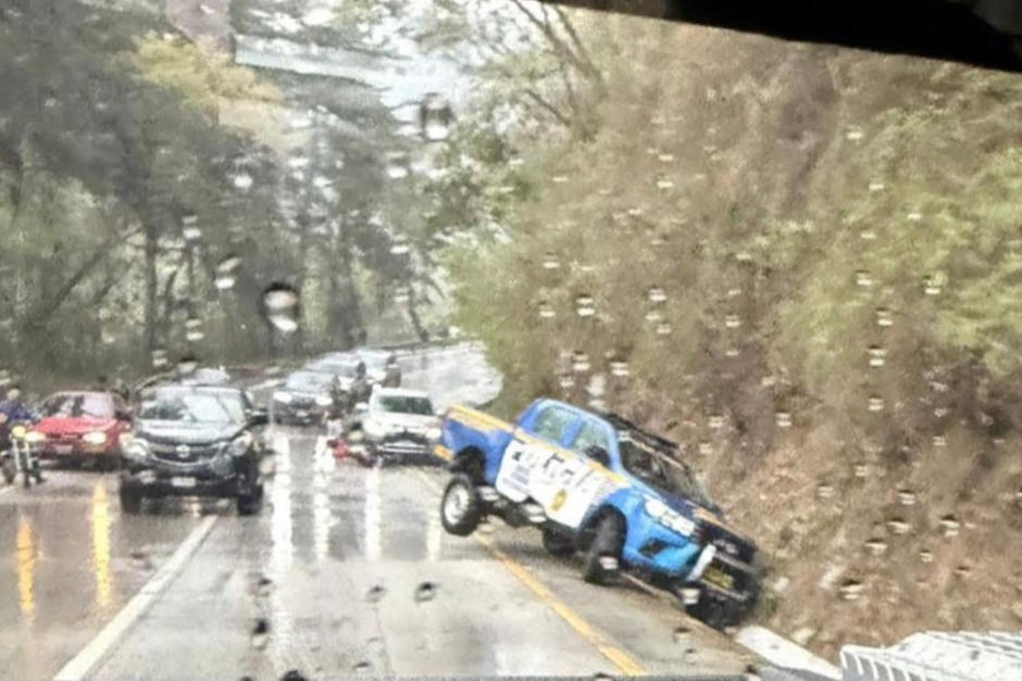 Las lluvias han provocado que varios veh&iacute;culos se salgan de la pista con direcci&oacute;n a Antigua. (Foto: Redes Sociales)