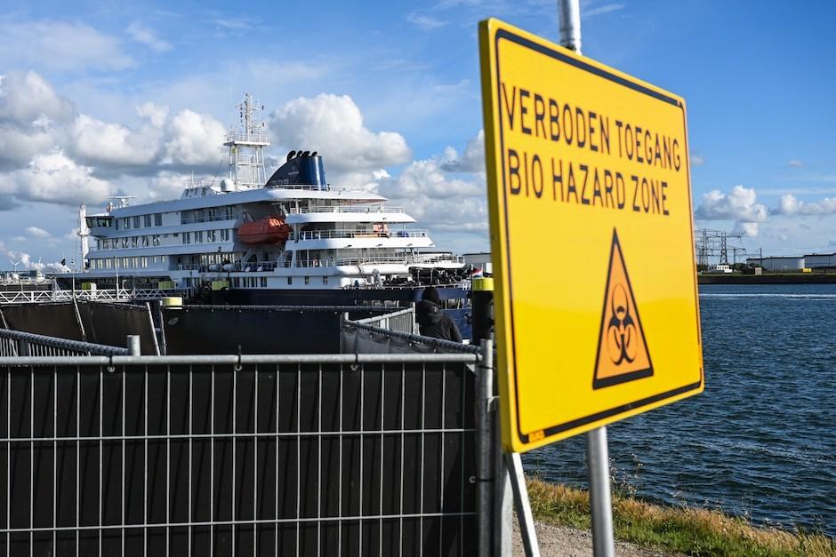 El crucero, que provoc&oacute; alarma mundial tras un brote mortal de hantavirus, atrac&oacute; en el puerto de Rotterdam este 18 de mayo.&nbsp;(Foto: AFP)