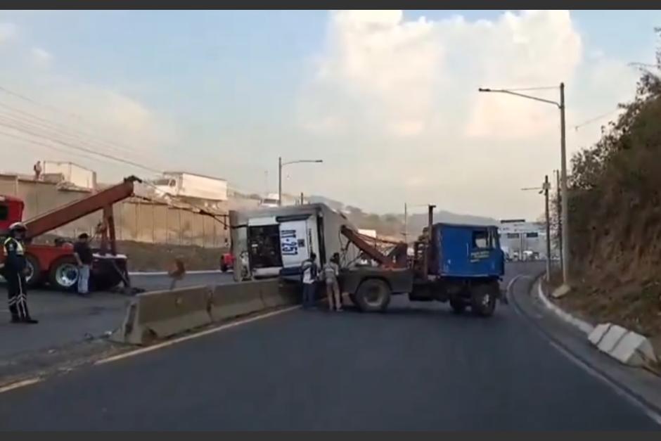 Ambas v&iacute;as se encuentra obstaculizadas en el sector. (Foto: PMT Villa Nueva)
