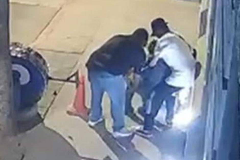 Minutos despu&eacute;s del asalto, la PNC captur&oacute; a los delincuentes. (Foto: Captura de video)