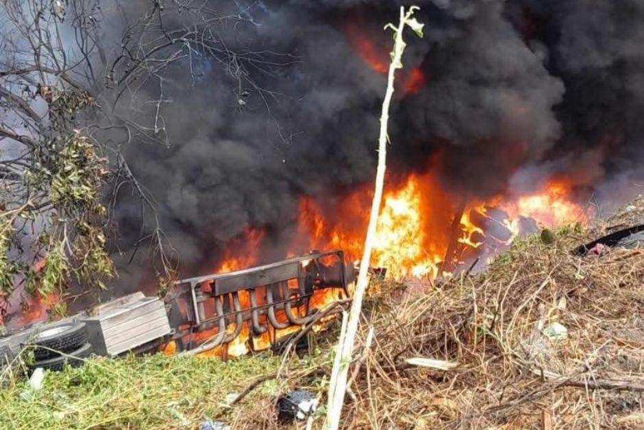 El accidente de tr&aacute;nsito ha provocado un incendio de gran magnitud y el cierre vehicular en el sector. (Foto: Redes sociales)