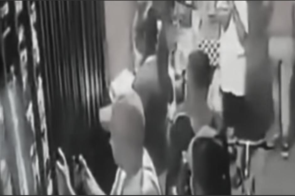 El delincuente le entreg&oacute; el arma a su c&oacute;mplice. (Foto: captura de video)
