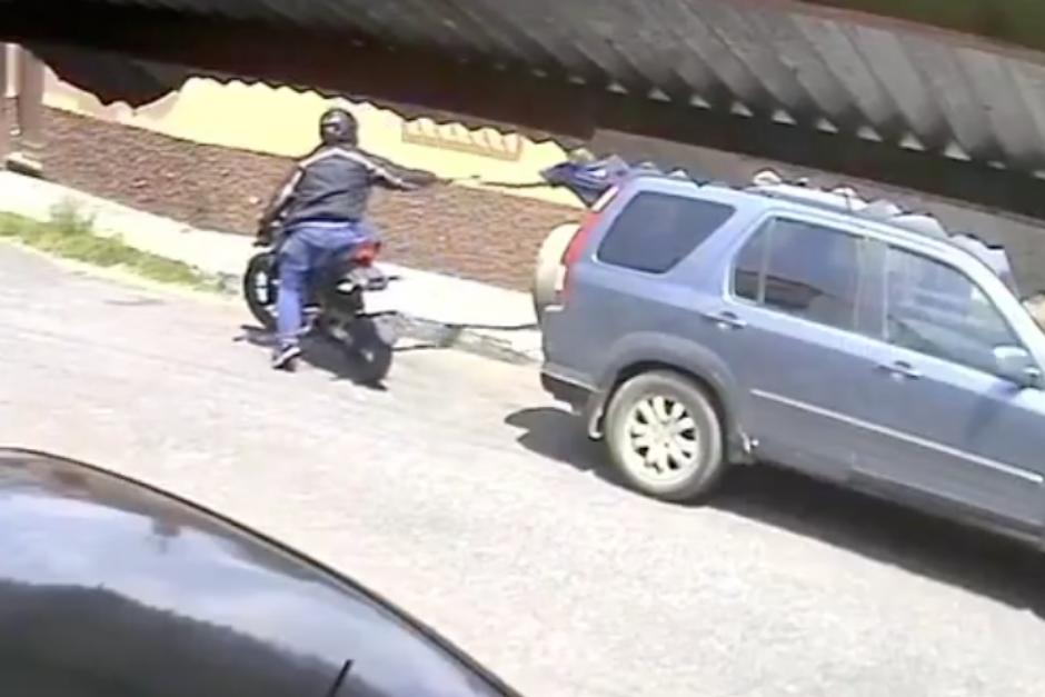 Ladr&oacute;n a bordo de una motocicleta despoja a un hombre en plena v&iacute;a p&uacute;blica. (Foto: Captura de video)