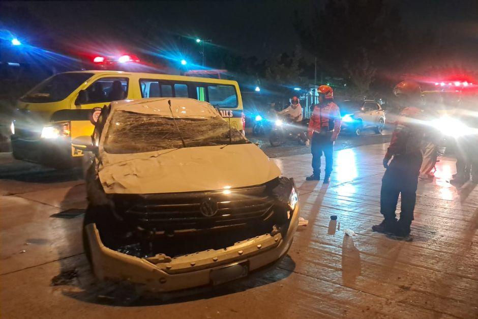 El autom&oacute;vil sufri&oacute; serios da&ntilde;os materiales tras el percance vial. (Foto: Bomberos Municipales)