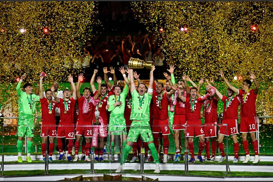 El guardameta alem&aacute;n del Bayern de M&uacute;nich, #01 Manuel Neuer, levanta el trofeo tras el partido de futbol de la final de la Copa de Alemania (DFB Pokal). (Foto: AFP)