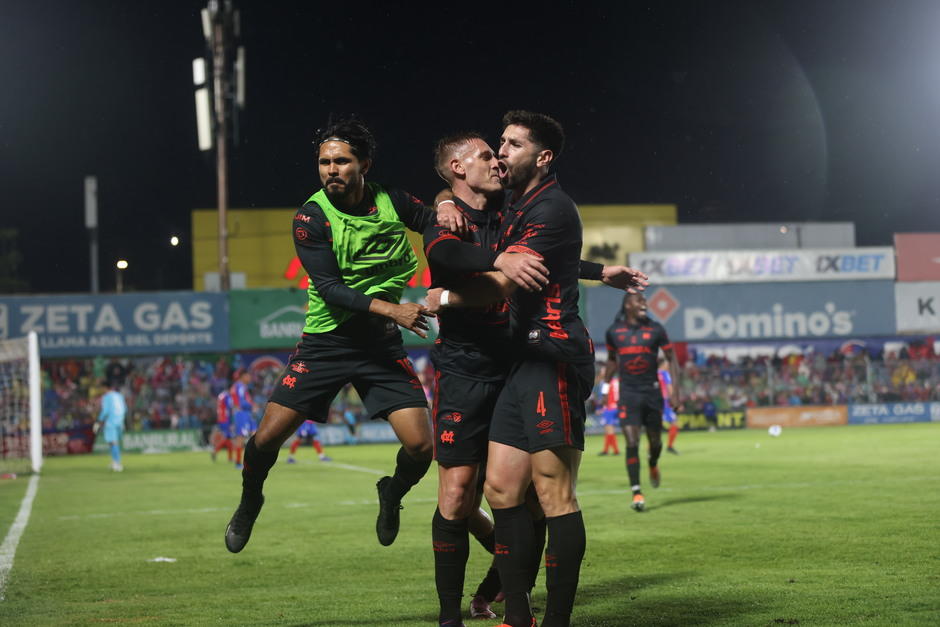 Los jugadores del conjunto edil consiguieron asegurar la liga 33 en el Mario Camposeco. (Foto: Juan Mijangos / Nuestro Diario)&nbsp;