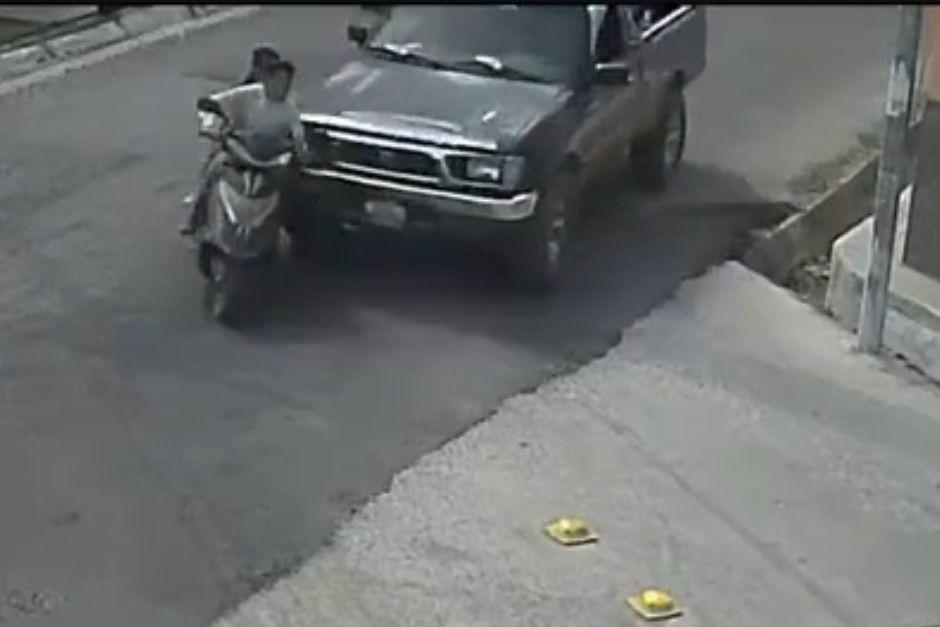 &iexcl;Fuerte impacto! Conductores chocan y uno huye del lugar