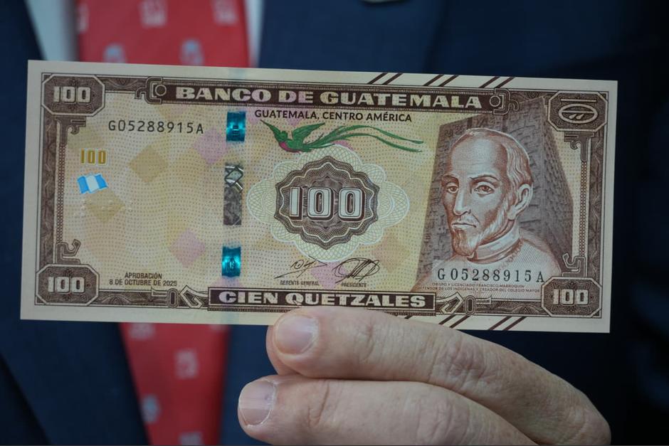 El Banco de Guatemala inici&oacute; este lunes la circulaci&oacute;n del nuevo billete conmemorativo de Q 100.00 por su 80 aniversario. (Foto: Wilder L&oacute;pez / Soy502)
