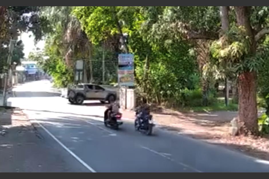 El conductor de la moto termin&oacute; gravemente herido. (Foto: captura de video)