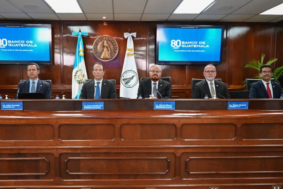 Las autoridades de la Junta Monetaria decidieron congelar la tasa l&iacute;der para mitigar los impactos del petr&oacute;leo y el clima. (Foto: Banguat/Soy502)