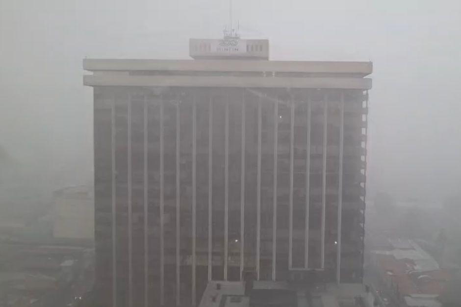 Desde la Torre de Tribunales se puede observar la lluvia que cae en el Centro Hist&oacute;rico. (Foto: Captura de video de Wilder L&oacute;pez/Soy502)