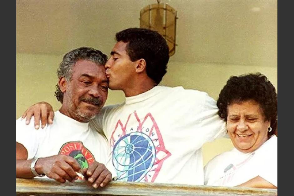 El astro del futbol brasile&ntilde;o Romario, ​​besa a su padre, Edevair Far&iacute;as, en R&iacute;o de Janeiro, Brasil, el 9 de mayo de 1994, en la casa de su padre. (Foto: Getty Images)