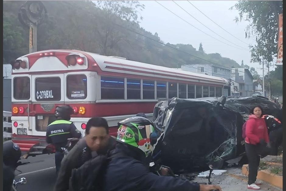 El auto qued&oacute; destruido y sobre la v&iacute;a. (Foto: redes sociales)