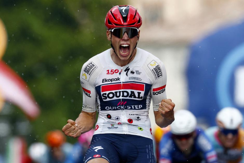 El franc&eacute;s Paul Magnier grita a todo pulm&oacute;n despu&eacute;s de cruzar la meta. (Foto: AFP)