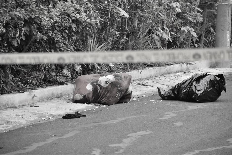 Dos cuerpos fueron abandonados durante la madrugada. (Foto: Fredy Hern&aacute;ndez/Soy502)