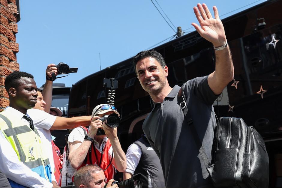 El t&eacute;cnico espa&ntilde;ol del Arsenal, Mikel Arteta (derecha), conquist&oacute; su primera Premier esta temporada. (Foto: AFP)