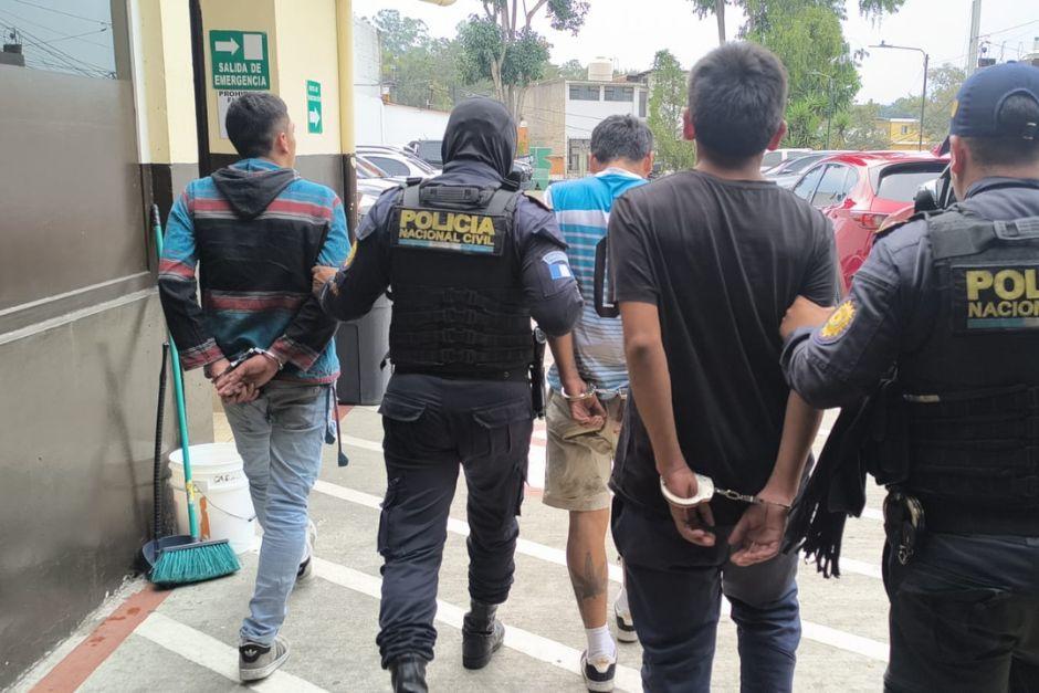 Los presuntos delincuentes habr&iacute;an cometido un robo momentos antes. (Foto: PNC)