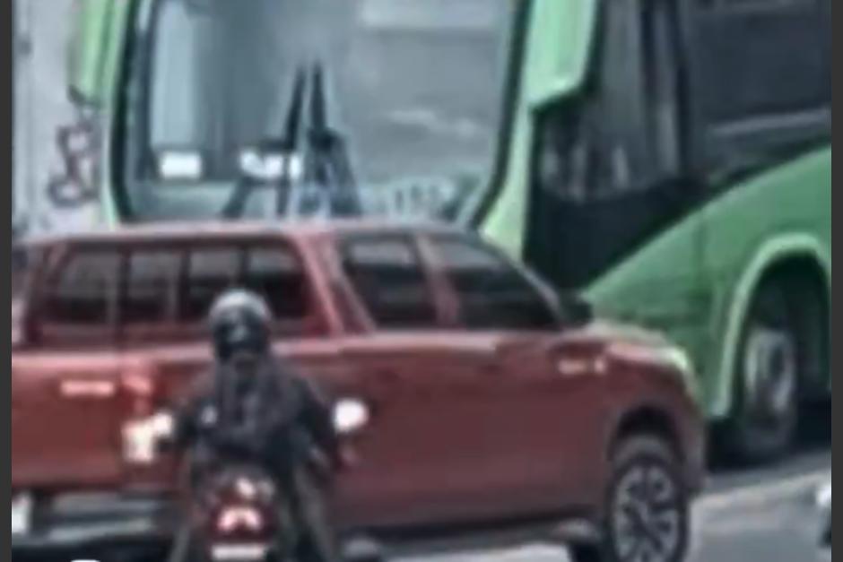 Conductor estuvo a punto de chocar con un Transmetro