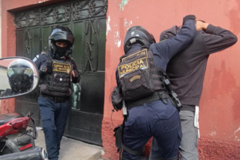 En cuesti&oacute;n de minutos, tres presuntos ladrones fueron capturados. (Foto: Redes Sociales)