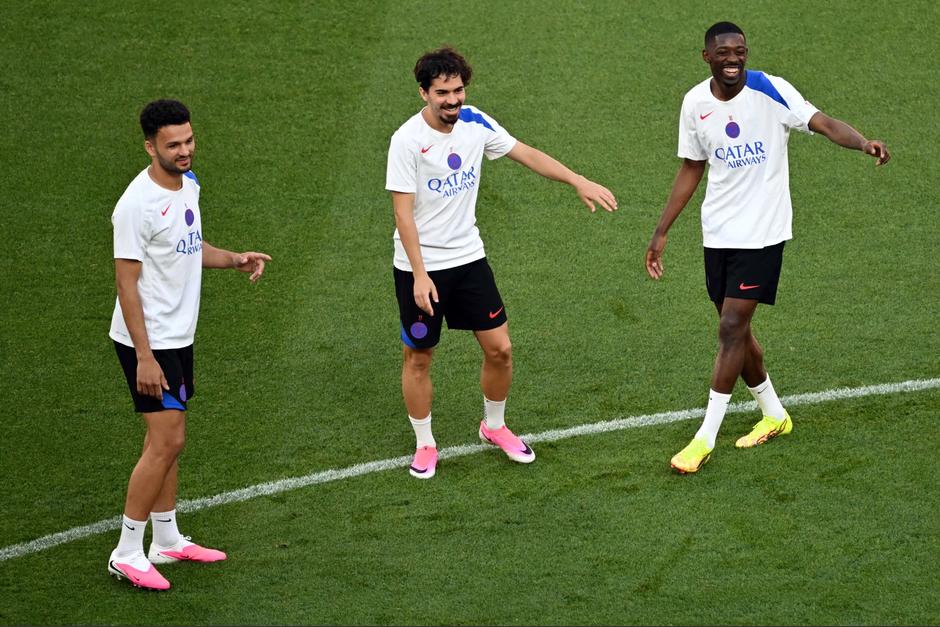 El delantero portugu&eacute;s del Paris Saint-Germain, Goncalo Ramos (#09), el centrocampista portugu&eacute;s del Paris Saint-Germain, Vitinha (#17), y el delantero franc&eacute;s del Paris Saint-Germain, Ousmane Dembele (#10), asisten a una sesi&oacute;n de entrenamiento en el Puskas Arena de Budapest. (Foto: AFP)