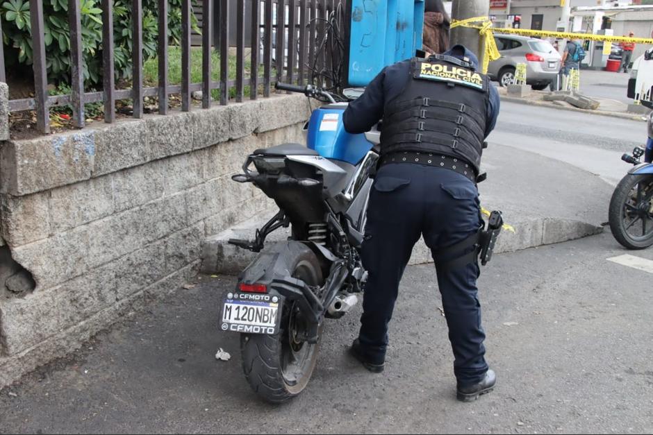 Las fuerzas de seguridad confirmaron que la motocicleta en la que se movilizaba el presunto sicario ten&iacute;a reporte de robo. (Foto: PNC / Soy502)