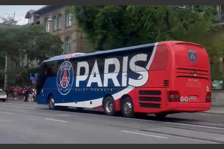 El bus del cuadro parisino rumbo al estadio de la gran final. (Foto. redes sociales)&nbsp;