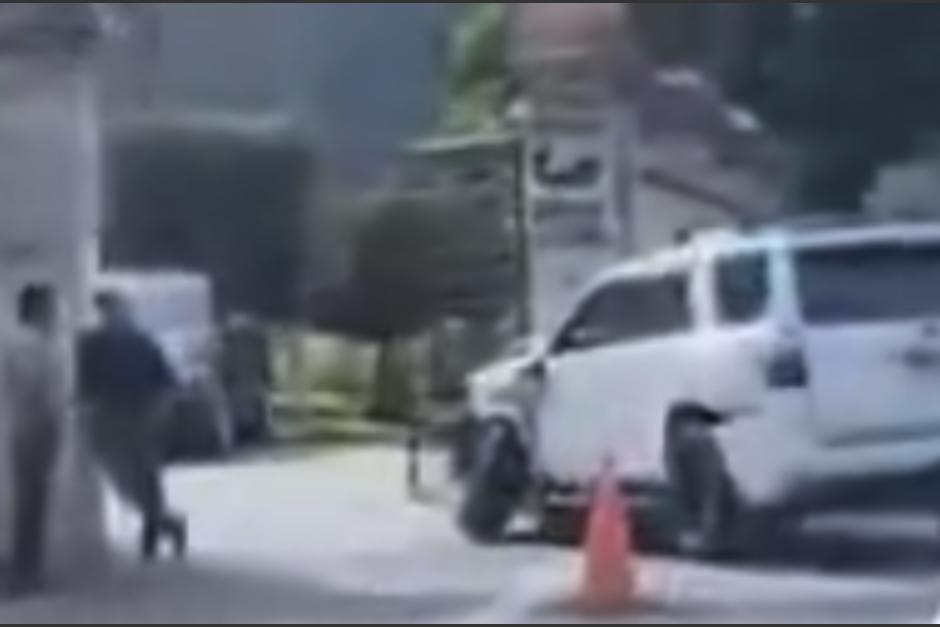 El veh&iacute;culo qued&oacute; empotrado en la estructura del lugar. (Foto: captura de video)