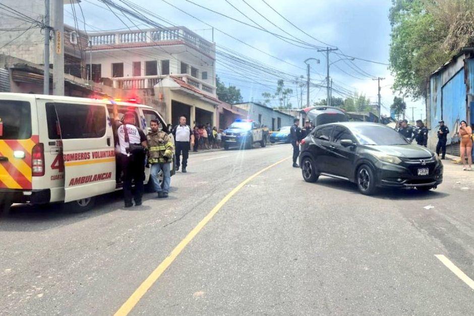 Hombres desconocidos atacaron a un veh&iacute;culo. (Foto: RRSS)