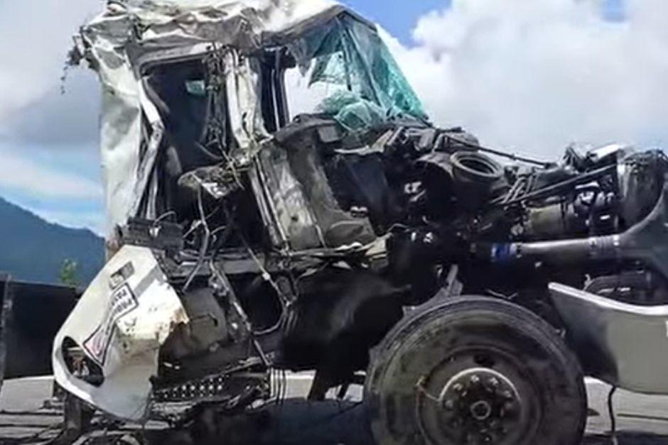 El transporte pesado rod&oacute; al caer al barranco. (Foto: captura de video)