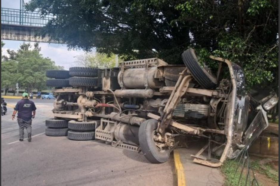 El veh&iacute;culo pesado transportaba arena. (Foto: MuniGuate)